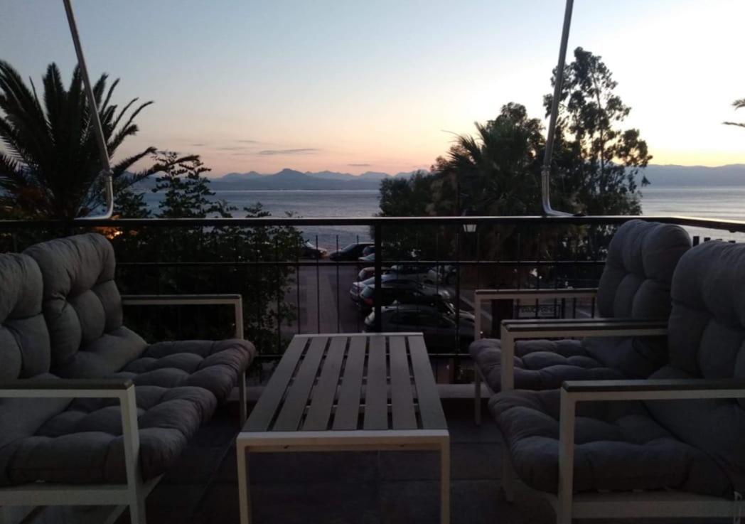 Luxury Seaview Apartment Con Vista Loutráki Esterno foto